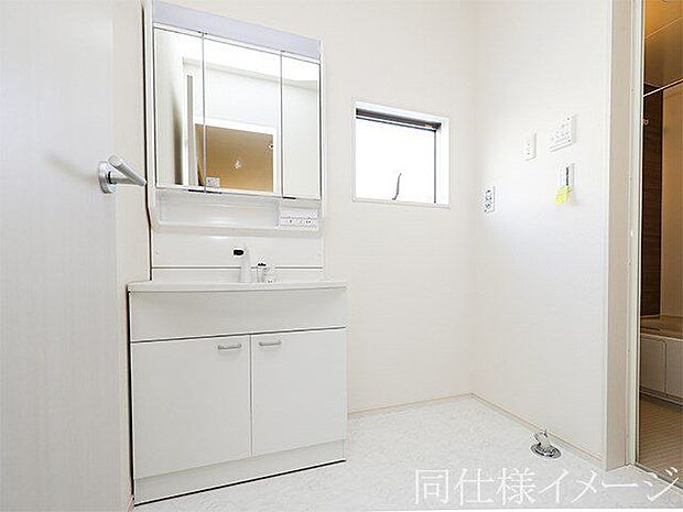 \同仕様写真/曇り止めヒーター付きのミラーキャビネットを採用しております。ミラーの内側がすべて収納スペースになっているので、スタイリング剤や歯ブラシなどの収納に便利ですね。