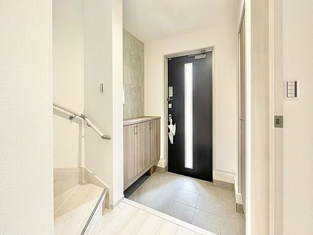 戸建の玄関は、落ち着いた色合いのドアと洗練されたデザインが特徴で、住まいの顔として訪れる人に好印象を与えます。周囲との調和も美しく、安心感を与える入り口で、スタイリッシュさも感じられます。