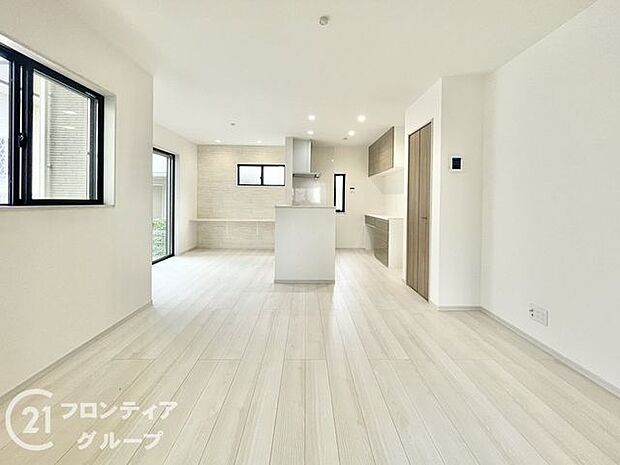 広々としたリビングは、家族全員が快適に過ごせる空間です。シンプルでありながら温かみのあるデザインが特徴で、どんなインテリアにも合わせやすく、日々の生活を豊かにし、くつろぎの時間を演出します。