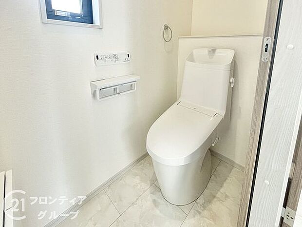 清潔感があり、使いやすさを重視したトイレ。シンプルで機能的なデザインが快適な使用感を提供します。落ち着いた雰囲気の中で、日常的で便利に使用できる空間が整い、毎日の生活をサポートします。