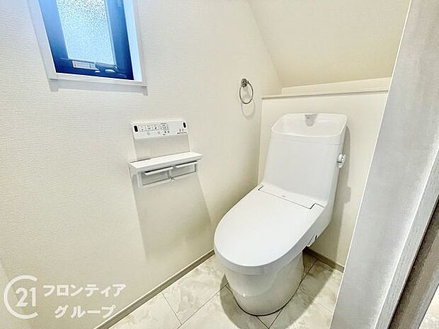 清潔感のある白を基調にしたトイレ空間。温水洗浄便座や収納棚付きで機能性も充実。床材や壁材にもお手入れのしやすさが配慮されており、家族みんなが快適に使える空間に仕上がっています。
