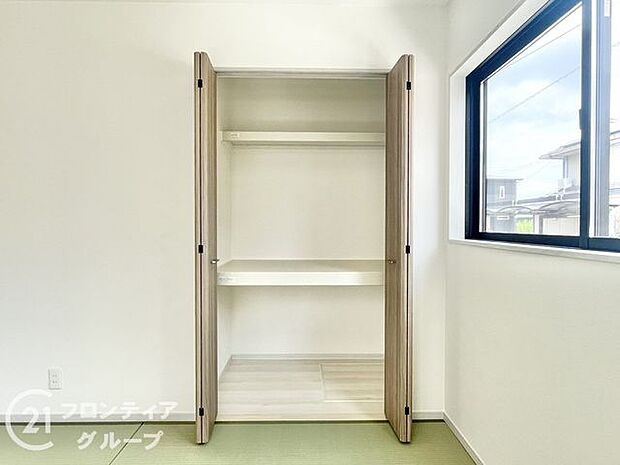 趣のある和室には大容量の収納スペースが確保されており、布団や季節の家電、普段使わない生活用品までしっかり収まります。物が外に出にくく、空間がすっきりと保てるのも嬉しいポイントで、整理整頓が簡単です。