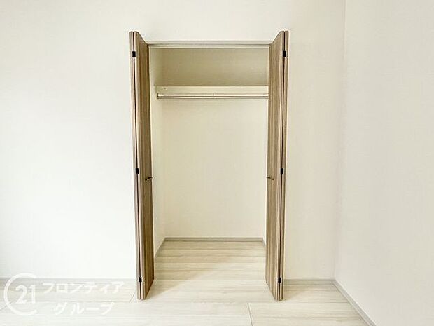 すっきりと片付けられる便利な収納スペース。衣類や季節用品などを効率よく整理でき、暮らしの快適さがアップします。居室の広さを活かし、ライフスタイルに合わせた使い方ができるのが魅力です。