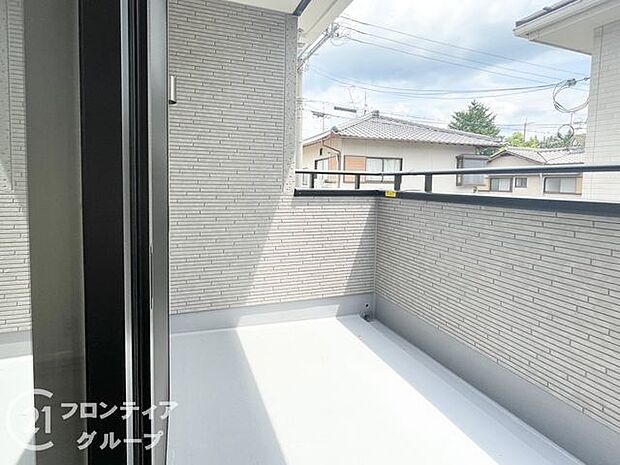 広めのバルコニーは陽当たりもよく、洗濯物もすっきり乾きそう。椅子やグリーンを置いて、自分だけのリラックス空間にも。暮らしに彩りを与える心地よい屋外スペースです。