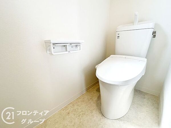温水洗浄付きのトイレは、清潔で快適な使用感を提供し、毎日の生活をより便利で心地よくします。リラックスできる空間を作り出します