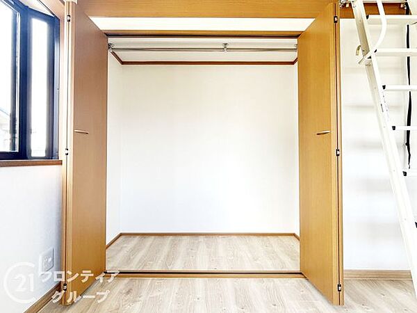 毎日の片付けがスムーズになる、使いやすい収納です。収納スペースが豊富にあるため、日常の物を効率よく整理整頓できます