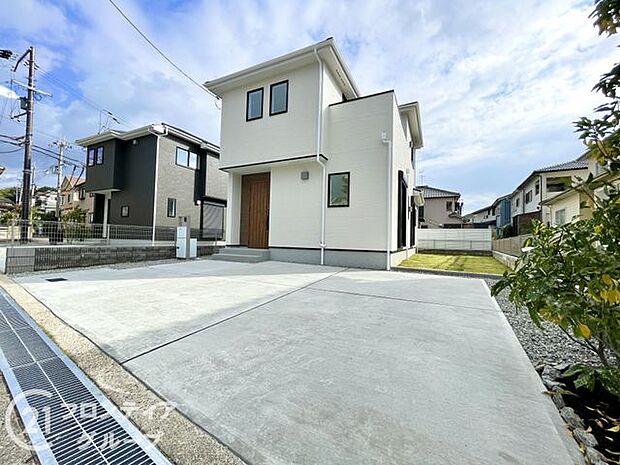 駐車場完備で、車をお持ちの方も安心して利用できる便利で快適な環境が整っており、日常の移動がスムーズです!