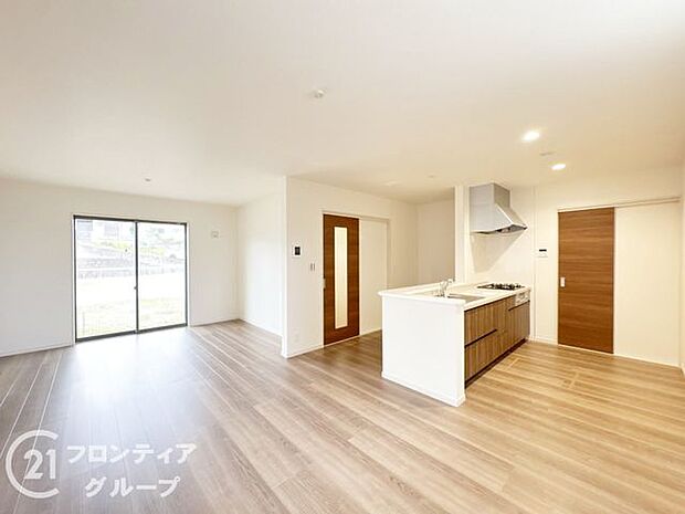 リビングのフローリング材には、木目や色調など木材特有の風合いがあり、ナチュラルな美しさで、日々の生活に温もりを与えてくれます。