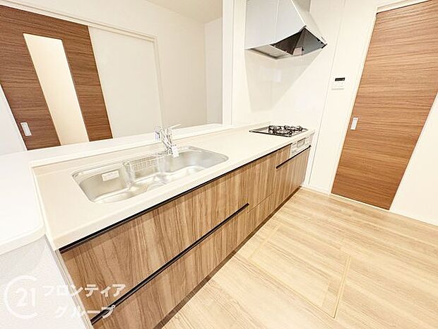 お手入れが楽に行える換気扇やステンレスワークトップは毎日お料理する奥様の味方！