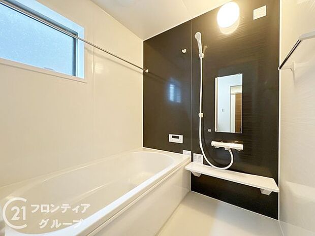 浴槽は環境にやさしい節水タイプを採用。浴槽内ステップで半身浴や親子入浴も楽しめるので、毎日のバスタイムをエコで素敵に演出してくれる小窓付きの浴室です