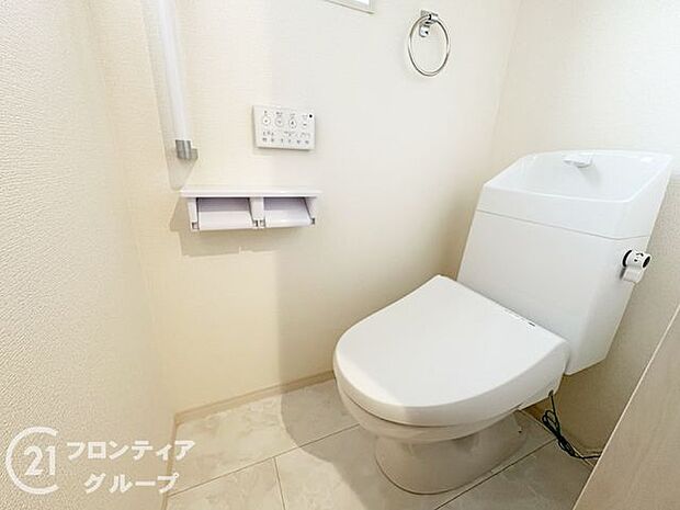 便器にふちがなく、汚れが隠れて見えない部分が極端に少なくなっており、お手入れも楽々！スピーディでパワフルな洗浄力を実現しています！