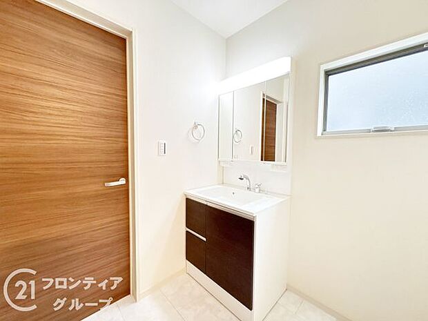 曇り止めヒーター付きのミラーキャビネットを採用しております。ミラーの内側がすべて収納スペースになっているので、スタイリング剤や歯ブラシなどの収納に便利ですね。