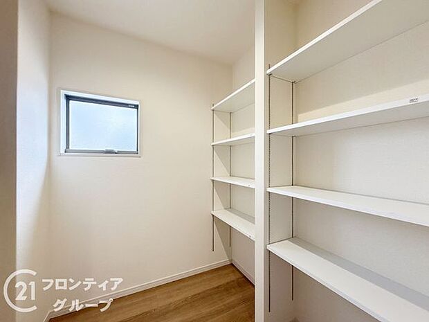 お部屋を美しく保てる、スタイリッシュな収納です。デザイン性に優れた収納は、インテリアの一部としても楽しめます。おしゃれな空間を演出しながら、機能的に物を整理整頓できます。