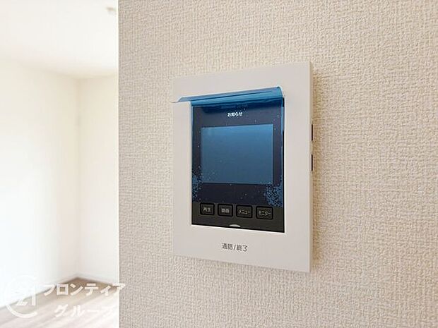 ハンズフリー機能を備えたカラーモニターインターホンを採用!お料理中などで手が塞がっていても便利に応答可能です!夜間の映像確認機能もついていて、安心ですね!