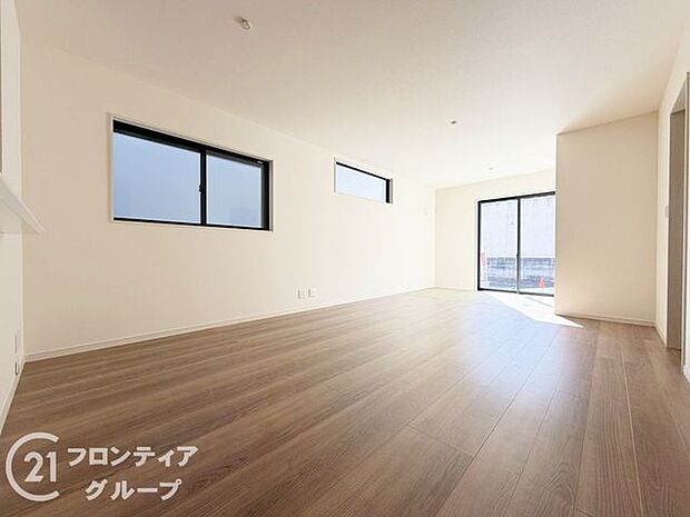 リビングは、広々とした空間で、家族や友人との時間を楽しむのにぴったりです。快適な居住空間を提供します。