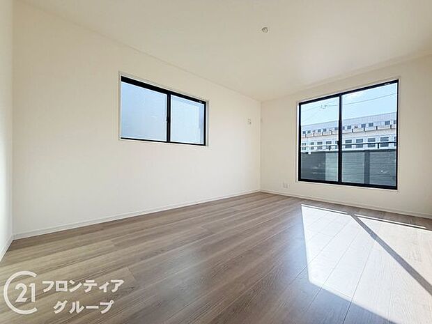 大きな窓から自然光がたっぷり入る子ども部屋は、明るく開放的で、元気に遊べる理想的な空間です。