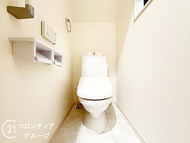 快適なトイレで、家族全員が気持ちよく利用できます。明るく開放的なトイレで、リラックスできる空間を提供します