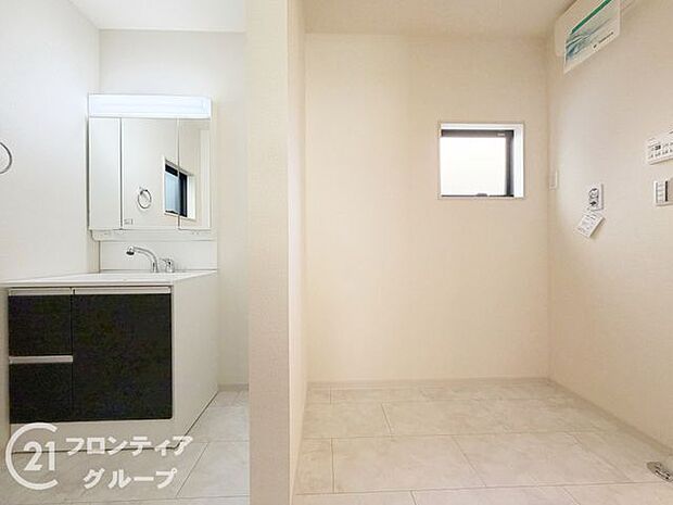 清潔で広々とした洗面所は、収納力も豊富で、快適な毎日をサポートし、朝の準備をスムーズにします!