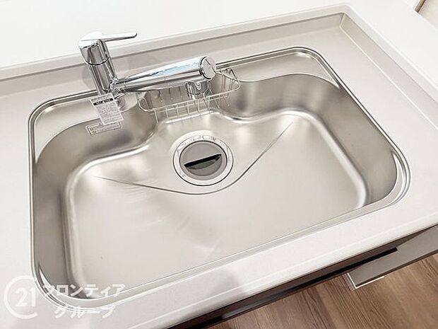 広々としたシンクで、洗い物もスムーズに行えます。使いやすいデザインで、キッチン作業が快適になります！
