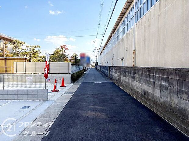 前道が整備されており、快適なアクセスを実現します。交通量の少ない環境で、静かに暮らせる住まいです。