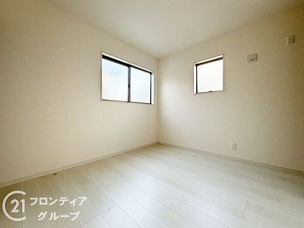 寝室や子供部屋など用途多彩な明るい洋室！