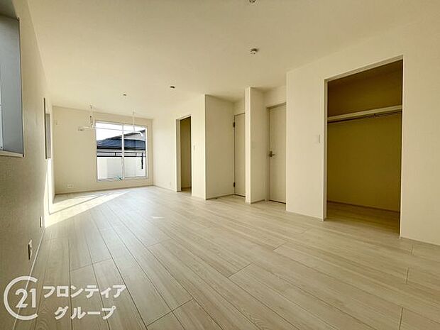 こちらのお部屋はバルコニーに面しており、日当たり、通風ともに良好です！お布団などもサッと干せて便利ですね！