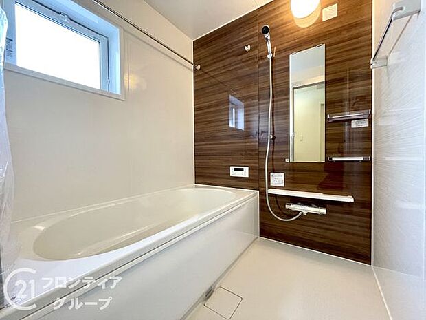 無駄を無くした新形状でしっかり節水。くつろぎの入り心地を実現した『らくエコ浴槽』を採用！床はクリーン床を採用しており、お風呂掃除が楽に行えます。