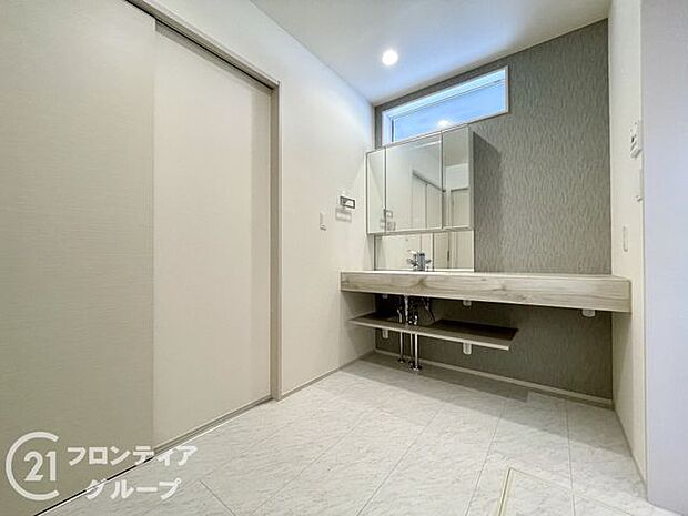 小窓付きの洗面室は、毎朝心地よい光を運んでくれるので、すがすがしい気持ちで1日をスタートできます！