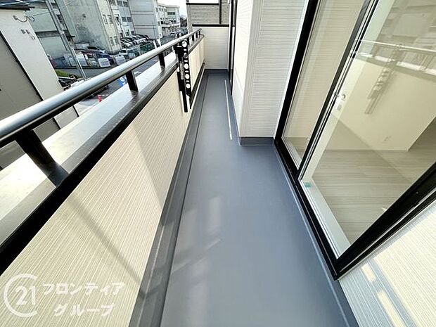 日当たりの良いバルコニーは、お洗濯が多いときも安心。たくさん干してもカラっと乾きそうです！