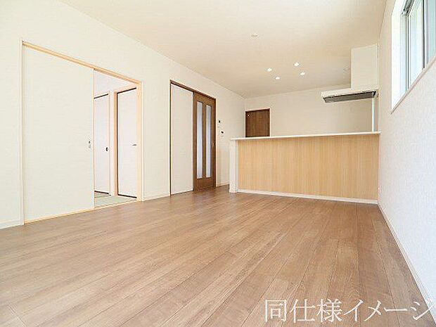 ＼同仕様写真／フローリングにはキズの付きにくい特殊塗装を採用し、内装やドアの仕上げは、堂々とした木目で、木の温もりを感じながらお過ごしいただけますね。