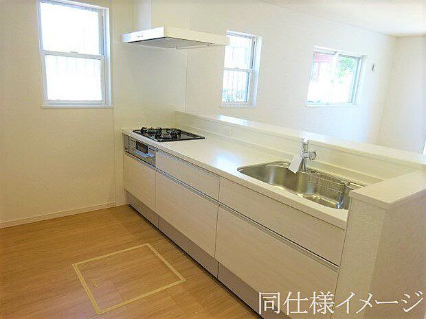 ＼同仕様写真／人工大理石カウンタートップ・ガラストップコンロを採用しており、お掃除ラクラク！奥様に嬉しい機能がたくさんついており、毎日のお料理も楽しくなりそうですね！