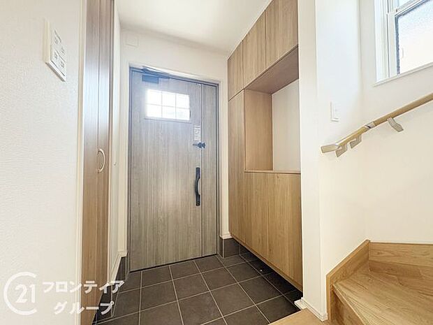 玄関ではタイルを採用しており、お掃除楽々!特にお子さまがたくさんの砂を持って帰ってきても安心ですね!