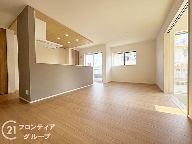 シンプルで美しいデザインのリビングは、お好みのインテリアにコーディネイトしやすく、家族がやすらぐ癒しの空間が作れますね。