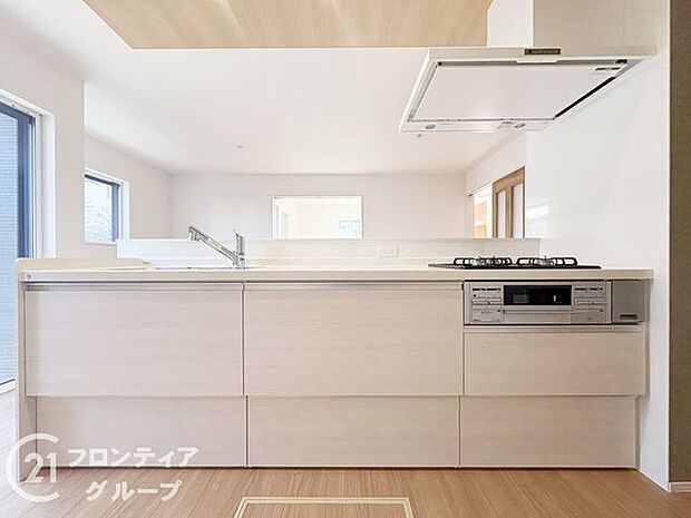 人工大理石カウンタートップ・ガラストップコンロを採用しており、お掃除ラクラク!奥様に嬉しい機能がたくさんついており、毎日のお料理も楽しくなりそうですね!