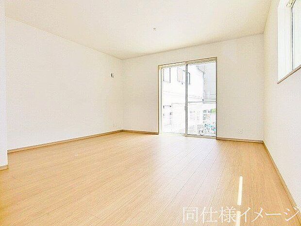 ＼同仕様写真／シンプルで美しいデザインのリビングは、お好みのインテリアにコーディネイトしやすく、家族がやすらぐ癒しの空間が作れますね。