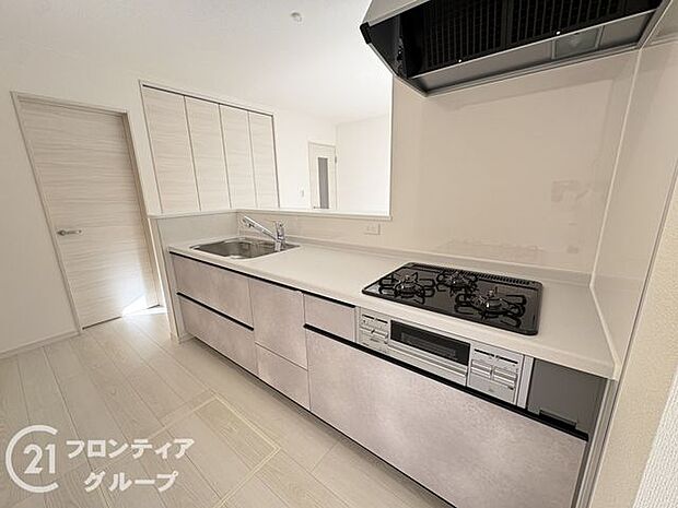 お手入れが楽に行える換気扇やステンレスワークトップは毎日お料理する奥様の味方！