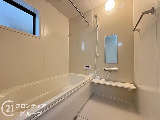 浴槽は環境にやさしい節水タイプを採用。浴槽内ステップで半身浴や親子入浴も楽しめるので、毎日のバスタイムをエコで素敵に演出してくれる小窓付きの浴室です