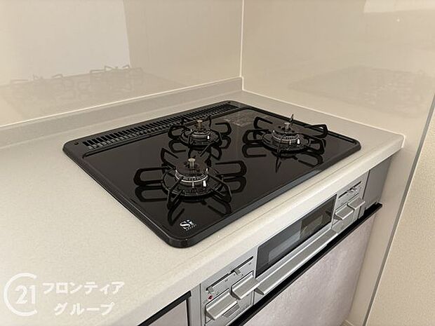 使いやすいコンロを完備したキッチンで、毎日の料理が楽しくなります。火力調整も簡単で、さまざまな料理に対応できます！