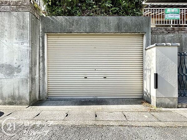 シャッター付きの駐車場は、大切なお車を雨風から守ります！