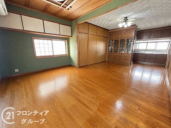 リビングは、家族や友人との時間を楽しむのに最適な広さです。快適な居住空間を提供します