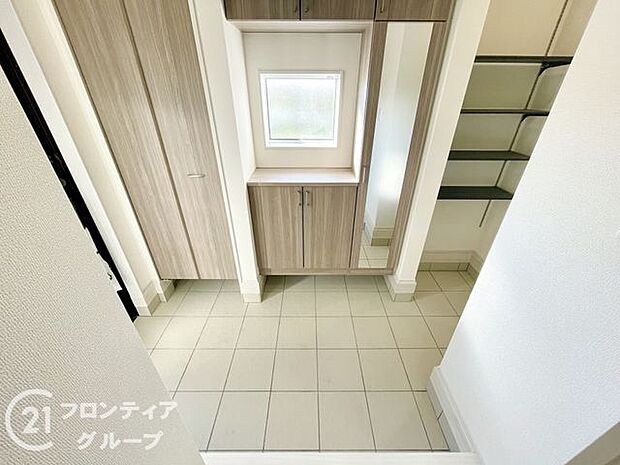 素敵なデザインの玄関ドアは、断熱性に優れた省エネ仕様