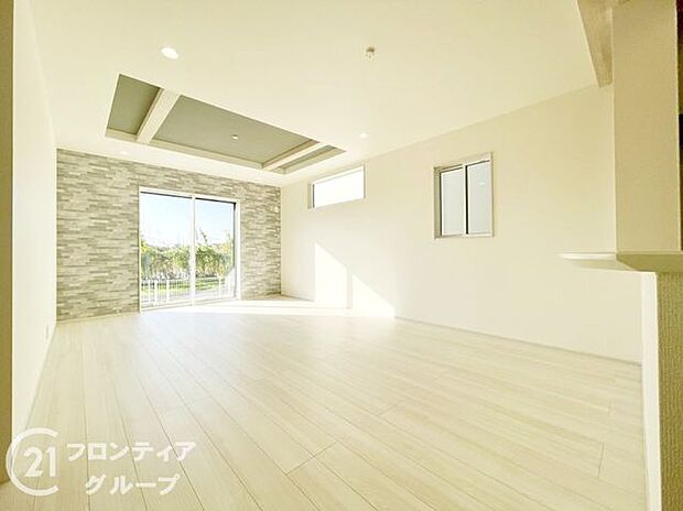 天井の中央部分を周囲より一段高くとった折上天井です。開放感があり、部屋が広く感じます！