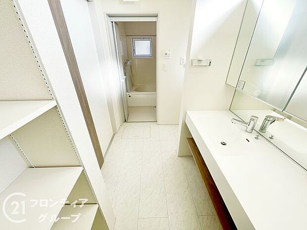 小窓付きの洗面室は、毎朝心地よい光を運んでくれるので、すがすがしい気持ちで1日をスタートできます！