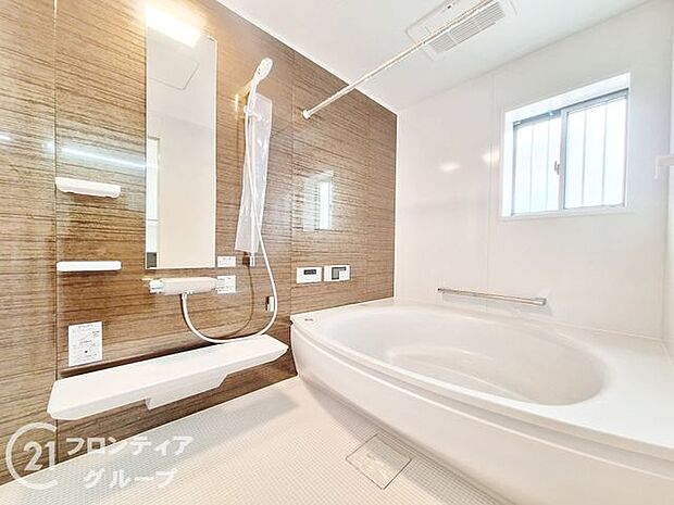 清潔感あふれるバスルームで、毎日の疲れを癒せます。明るく開放的な空間で、リフレッシュできるひとときをお楽しみください。