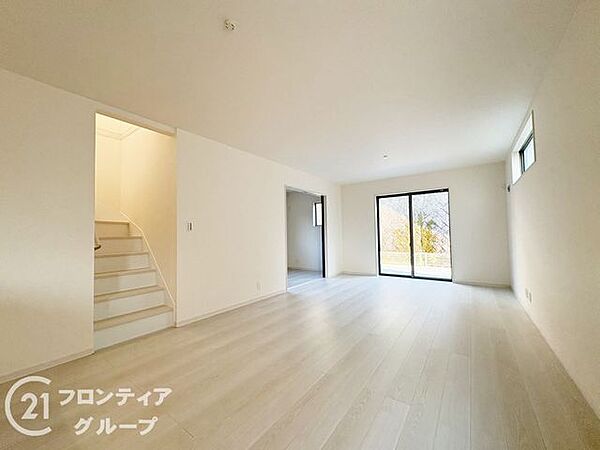 リビングのフローリング材には、木目や色調など木材特有の風合いがあり、ナチュラルな美しさで、日々の生活に温もりを与えてくれます。