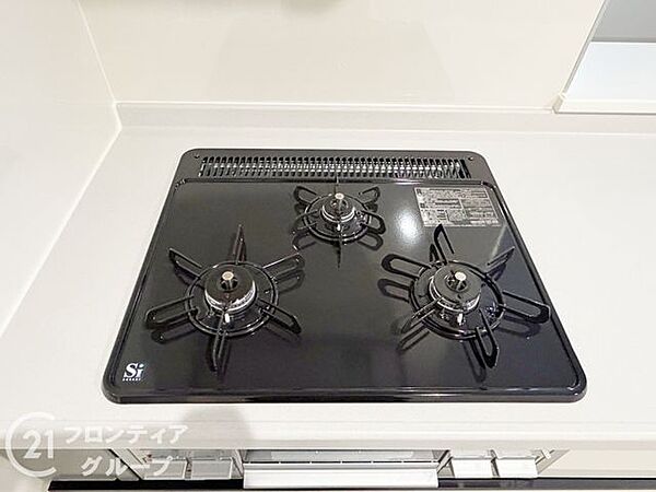使いやすいコンロを完備したキッチンで、毎日の料理が楽しくなります。火力調整も簡単で、さまざまな料理に対応できます！