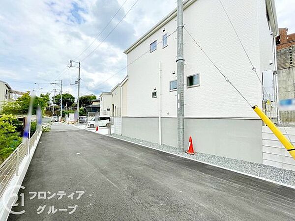 幅広い道路が確保されており、車の出入りがスムーズに行えます。周辺環境も整備されており、快適な生活をサポートします。