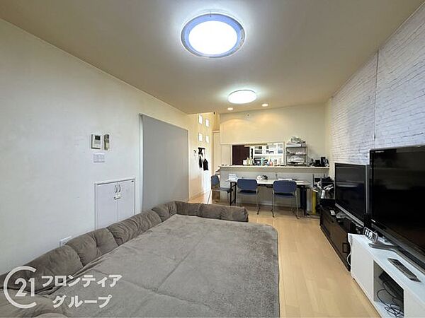 リビングは、家族や友人との時間を楽しむのに最適な広さです。快適な居住空間を提供します