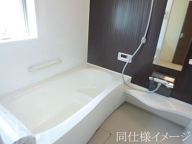 \同仕様写真/浴槽は環境にやさしい節水タイプを採用。浴槽内ステップで半身浴や親子入浴も楽しめるので、毎日のバスタイムをエコで素敵に演出してくれる小窓付きの浴室です
