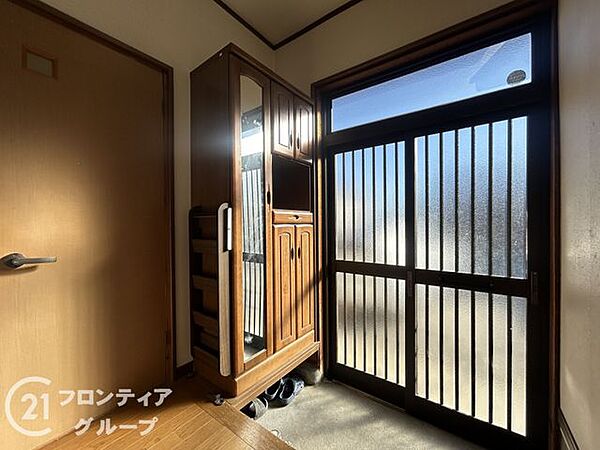 玄関は、家の顔とも言える大切なスペースで、訪れる人に温かい印象を与え、家全体の雰囲気を引き立てます